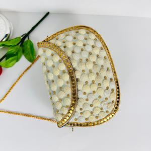 Bolso de Mano Tradicional Indio con Cuentas Blancas, Bolso Cruzado Moderno con Escultura Pulida, Bolso Étnico para Fiesta o Boda, Artesanía en Metal - Product Image 1
