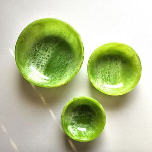 Tazón para Servir Ensaladas de Resina Hecho a Mano con Diseño Moderno y Pulido, Forma Personalizable y Características Ecológicas - Product Image 2