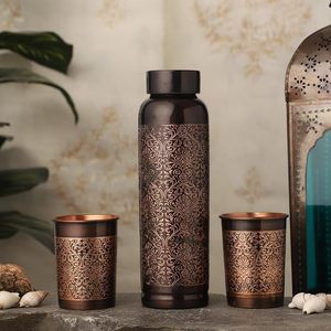 Botella de agua antigua de cobre con dos vasos de cobre grabados a juego, juego de recipientes tradicionales indios para bebidas, juego de botellas de agua de metal. - Product Image 2