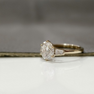 Anillo de Compromiso de Lujo con Diamante de Laboratorio de 3 Quilates, Corte Brillante Redondo, E VS1, Oro Amarillo de 14K, Certificado IGI, para Bodas y Aniversarios - Product Image 3