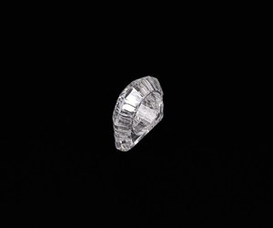 Bague en diamant de laboratoire ovale de 10,43 carats, coupe fantaisie, avec bande sculptée et cristaux de diamant - Product Image 6