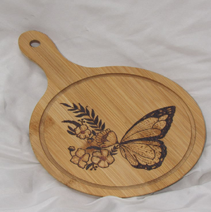 Tabla de cortar cuadrada clásica de bambú con una ilustración divertida de ensalada flotante. Disponible a precio de mayorista - Product Image 4
