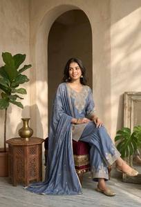 Haut de fête pour femme Rangoli Crush avec de magnifiques broderies pour les célébrations de Diwali, toutes saisons - Product Image 3