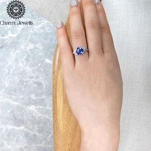 Anillo de compromiso clásico de moissanita con corte cojín, chapado en oro y plata 925, con engaste de puntas, para mujer - Product Image 1
