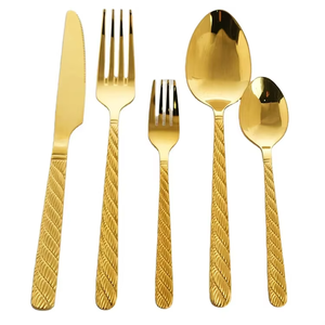 Un magnifique ensemble de couverts au fini doré reflète la lumière avec élégance, ajoutant une touche de luxe à chaque repas. - Product Image 2