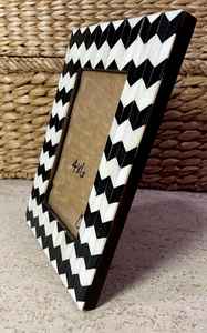 Cadre photo artisanal en os incrusté de résine noire et blanche, style vintage, design simple avec une touche royale et classique - Product Image 2