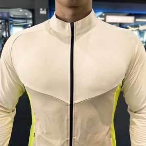Fabricant de T-shirts de sport personnalisés, vêtements de compression pour la gym, tissu extensible en coton et polyester de qualité supérieure, usine de marque privée - Product Image 6