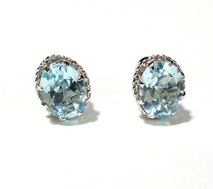 Pendientes de tuerca ovalados de topacio azul cielo facetado con engaste de bisel en tono plateado, joyería para mujer certificada por terceros para bodas - Product Image 1