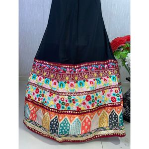 Lehenga choli ดีไซเนอร์พร้อมด้ายหลากสีที่สวยงามเครื่องประดับที่สง่างามของชนเผ่า - Product Image 1