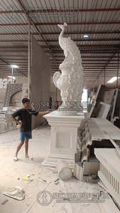 Estatua de pavo real de diseño para decoración con pedestal, para uso en interiores y exteriores. - Product Image 3