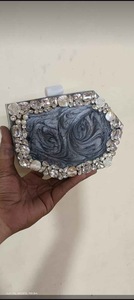 Sac à main personnalisé en résine ILAHI fait main avec chaîne, bandoulière, imprimé sérigraphié noir et blanc à carreaux, pour usage quotidien - Product Image 1