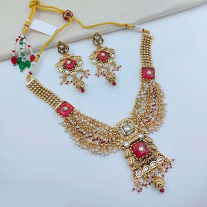 Ensemble collier et boucles d'oreilles de mariée en imitation perle et pierre Pota plaqué or 24 carats - Product Image 3