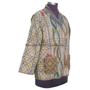 Chaqueta Floral Acolchada Estilo Boho, Chaqueta Reversible de Algodón Kantha en Beige Oscuro Vintage para Mujer, Regalos Sostenibles - Product Image 4