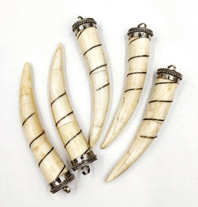 Collier pendentif en os sculpté à la main avec capuchon en métal argenté et clous dorés - Product Image 4