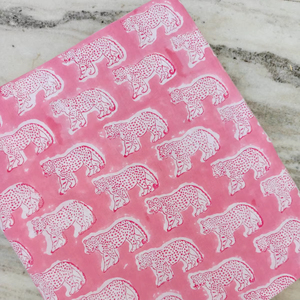 Tissu en coton imprimé à la main, écologique, durable, doux, magnifiques motifs imprimés léopard, disponible en gros pour l'exportation - Product Image 1