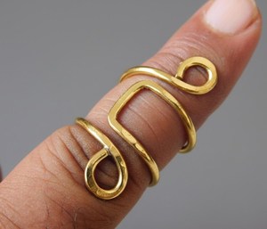 Bague artisanale en laiton plaqué or, motif spirale géométrique, esthétique chrétienne, ajustable, bijou statement pour femme - Product Image 4