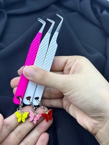 Pince à épiler pour extensions de cils 90/Boot Light Grey/Hot Pink, en acier inoxydable, pointe en fibre de précision, antidérapante, avec breloque papillon - Product Image 1