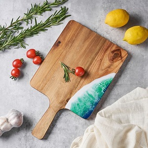 Planche à découper en bois avec incrustation de résine noire, planche de service et de découpe avec poignée pour la cuisine et le plateau à fromage - Product Image 1