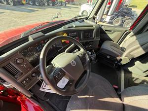 Tractor diésel 6x4 eficiente, cabezal tractor, vehículo comercial de servicio pesado para logística en carretera y transporte de carga - Product Image 4