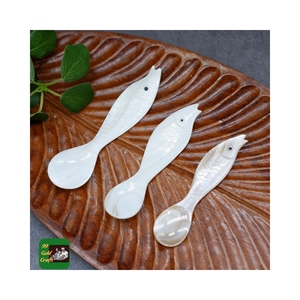 Luxury Seahsell Fish Shape Spoon Handmade Traditional Chinese Design Engraved Solid White Dinnerware for Presents - Product Image 5
