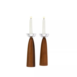 Elegante par de candelabros cónicos de madera de estilo moderno de mediados de siglo, con copas plateadas pulidas, perfectos para una decoración de mesa elegante. - Product Image 5