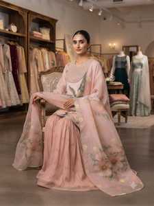 Ensemble de créateur 3 pièces en organza imprimé doux avec broderie de sequins, comprenant un haut, une sharara et un dupatta en organza imprimé - Product Image 1