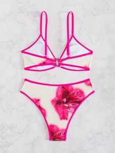 Conjuntos de bikini de grado comercial con estampado tie-dye en rosa intenso. Suministro a minoristas globales con un estricto control de calidad y bajos mínimos de pedido. - Product Image 4