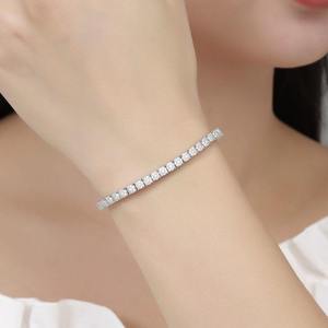Bracelet tennis entièrement serti de diamants, plaqué or, réglable, avec diamants taille brillant rond et sertissage en canal - Product Image 2