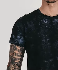 เสื้อยืดแขนสั้นผู้ชาย ลายมัดย้อม คอโอ ทรงเข้ารูป สไตล์ลำลอง มีลายโลโก้ด้านหน้า - Product Image 3