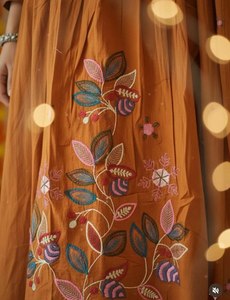 Robe Anarkali/Salwar Kameez/Kurti de fête simple et élégante en tissu rayonne brodé réversible, tailles L à 3XL, non cousue, livraison gratuite - Product Image 4