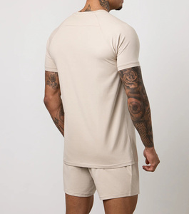 Conjunto Deportivo Minimalista de 2 Piezas para Hombre, Color Beige, Personalizado OEM, para Gimnasio, Verano, Transpirable y que Absorbe la Humedad, Camiseta y Pantalones Cortos - Product Image 2