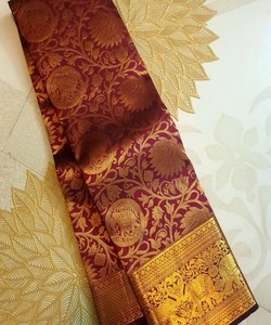 Sari de Seda Morado con Bordado Dorado Zari, Traje Tradicional Indio para Bodas, Estilo Banarasi, Sari Largo Hasta el Suelo para Mujer - Product Image 1