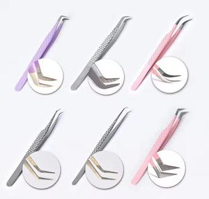 Pinzas para Pestañas con Baño de Oro y Mango Texturizado Negro, Punta Suave para una Aplicación Precisa - Product Image 2