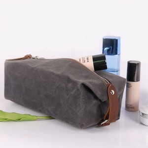 Sac de toilette de voyage pour homme en cuir marron avec logo personnalisé. - Product Image 2