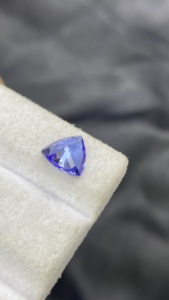 Pierre précieuse naturelle certifiée Tanzanite naturelle taille triligne 8 MM avec une couleur et un lustre excellents Zoisite naturelle 1,65 carat - Product Image 4