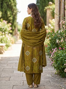 Nouveau Salwar Kameez pakistanais de créateur, modèle lourd imprimé et orné de broderies Khatli, avec Dupatta pour femme - Product Image 5