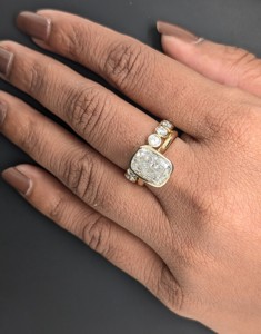 Anillo de compromiso de lujo con moissanita de corte cojín de 3.75 quilates, engaste de bisel, anillo llamativo apilable de oro amarillo macizo de 14k - Product Image 5