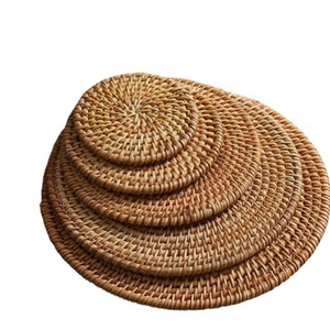 จานหวายสานมือจากเวียดนาม ยี่ห้อ TUYET DUNG เมืองดาแนง ผลิตจากหวายธรรมชาติ เป็นมิตรกับสิ่งแวดล้อม ลายดอกไม้คลาสสิก เหมาะสำหรับใช้ในครัวเรือนและวันหยุด - Product Image 1