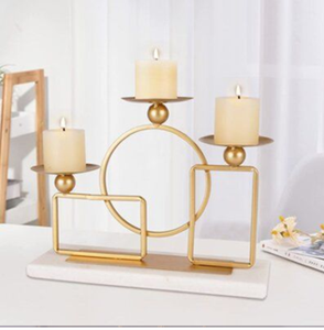 Porte-bougie en forme de pyramide en or. Pièce de décoration intérieure élégante et moderne, disponible à prix de gros. - Product Image 2