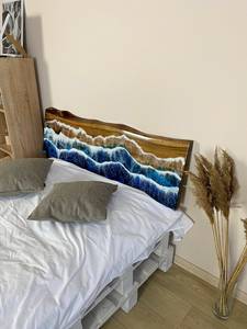 Cabecera de Cama Hecha a Mano de Madera Maciza y Resina Epoxi |   Escultura Decorativa Moderna de Lujo para el Hogar, Color Personalizado, Curado por Calor, Arte Amoroso - Product Image 3