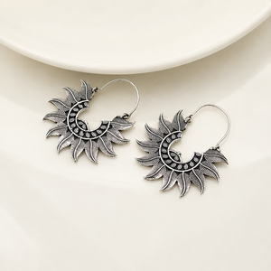 Boucles d'oreilles créoles bohèmes en laiton plaqué or, motif végétal, design ondulé bicolore argent et or - Product Image 3