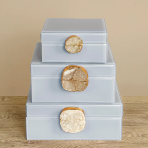 Coffret de rangement pour bijoux en verre bleu poudré avec accent en agate naturelle, bordure dorée, finition brillante, organisateur décoratif pour souvenirs - Product Image 1