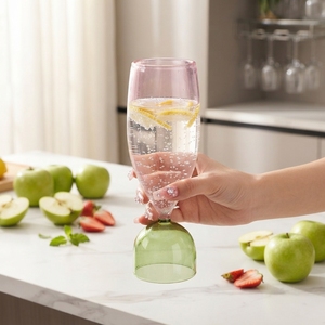 Verre à champagne sculptural moderne avec base sphérique unique pour les magasins d'articles ménagers, les détaillants de style de vie et les boutiques de design - Product Image 1