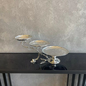 Elegante Soporte de Tres Niveles para Servir Chocolate en Color Plateado con Marco de Ramas Ornamentadas, Centro de Mesa de Lujo para Exhibir Postres - Product Image 1