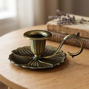 Candelabro de Cinco Brazos Warm Presence, Portavelas de Metal Plateado de 10.6 Pulgadas, Decoración Duradera para el Hogar, Uso en Bodas - Product Image 3