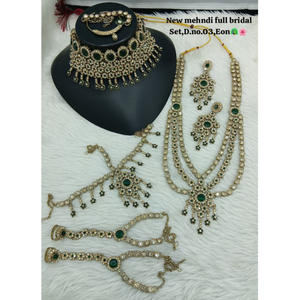 Parure de mariée ethnique de haute qualité en zircon plaqué or, comprenant collier ras-du-cou, boucles d'oreilles et Maang Tikka, pour mariage et fête - Product Image 1