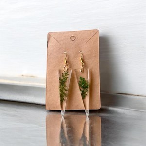 Pendientes Minimalistas Botánicos de Helecho Prensado en Resina con Marco Dorado, Inspirados en el Bosque, Artesanía en Resina - Product Image 1