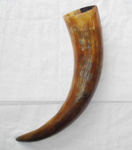 Corne à boire médiévale Viking en corne de buffle naturelle polie et sculptée à la main, écologique, avec motif d'amour et support assorti, artisanat - Product Image 1