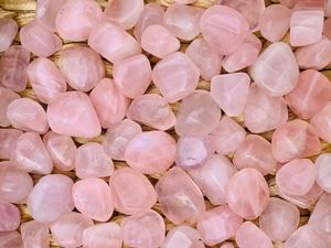 Piedra Preciosa de Cuarzo Rosa Pulido a Mano de Primera Calidad, Forma Libre, para Sanación Espiritual por Muntaha Agate - Product Image 2