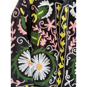 Chaqueta Varsity de Terciopelo Bordada a Mano SHYAM EXPORT, 100% Algodón, Diseño Floral, Cuello Mao, Manga Larga, Estilo Pullover Corto, Otoño - Product Image 2